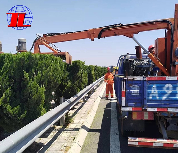 Highway hedge trimmer