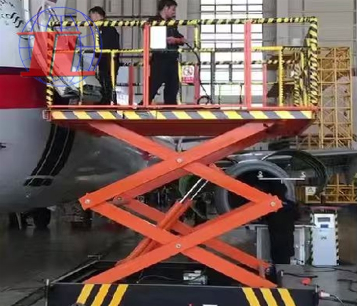 Airport lift truck